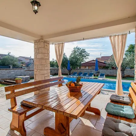 Lavanda And Colombo By Istrabook