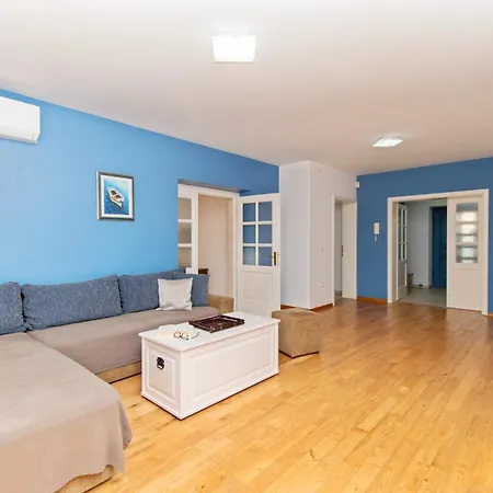 Lavanda And Colombo By Istrabook *