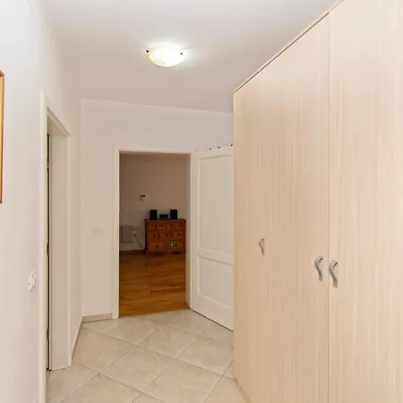 Lavanda And Colombo By Istrabook