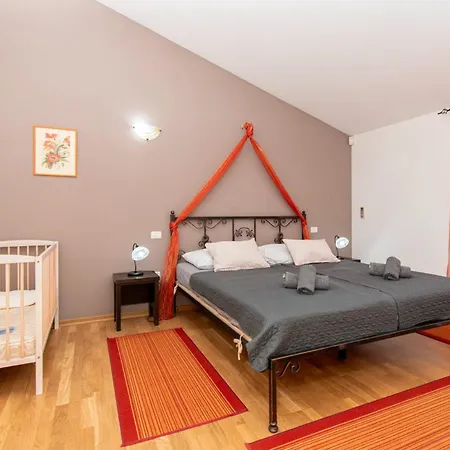 Lavanda And Colombo By Istrabook