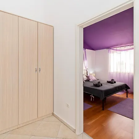 Lavanda And Colombo By Istrabook