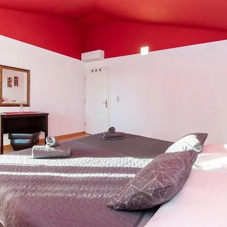 Lavanda And Colombo By Istrabook