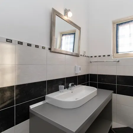 Lavanda And Colombo By Istrabook *