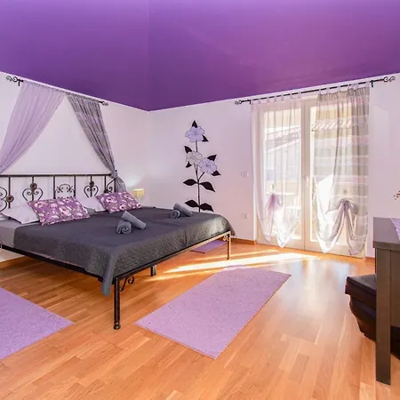 Lavanda And Colombo By Istrabook